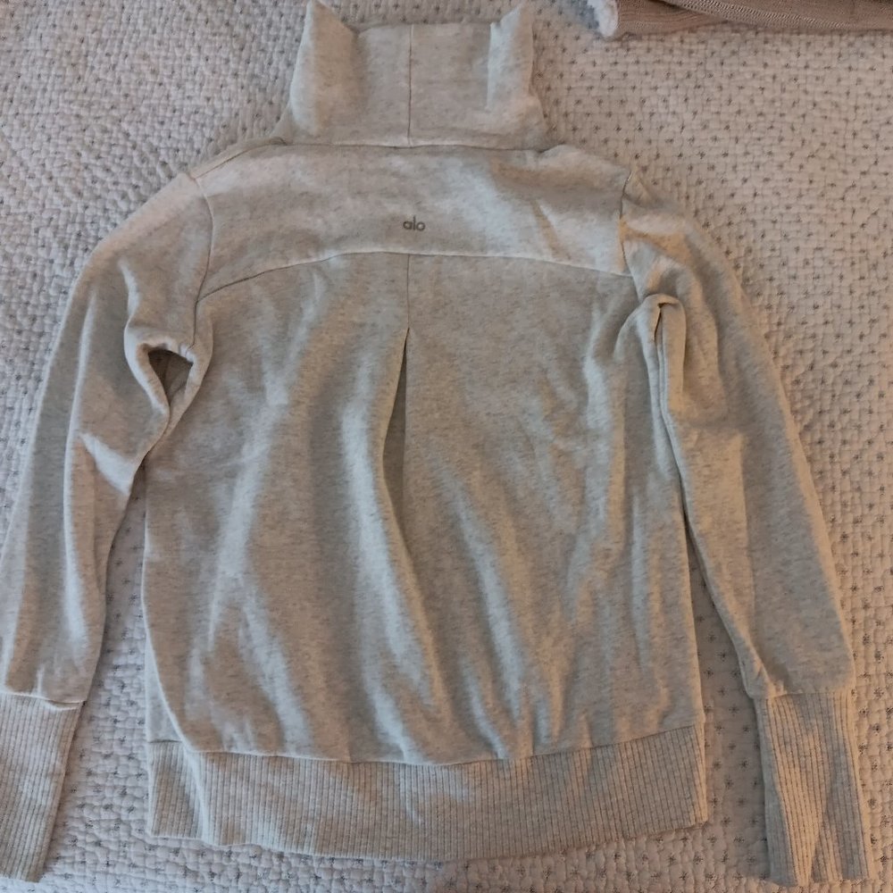 Alo beautiful beige/oatmeal boxy turtleneck pullover